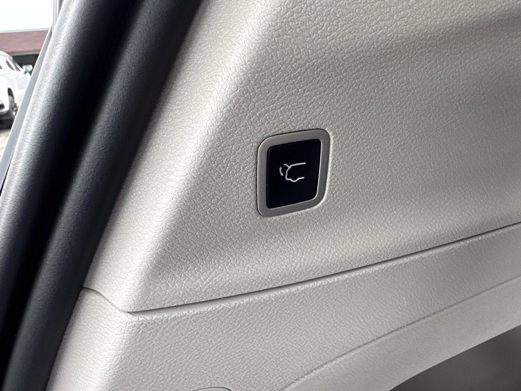 Used 2023 Chrysler Pacifica Touring-L FWD image 10