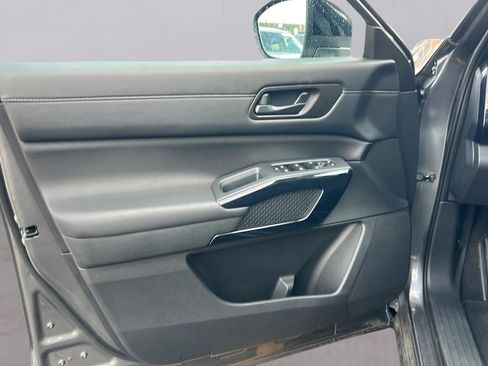 Used 2025 Nissan Pathfinder S FWD image 28