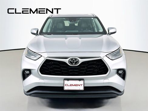 Used 2022 Toyota Highlander XLE AWD/4WD image 3