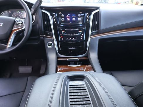 Used 2020 Cadillac Escalade Luxury image 24