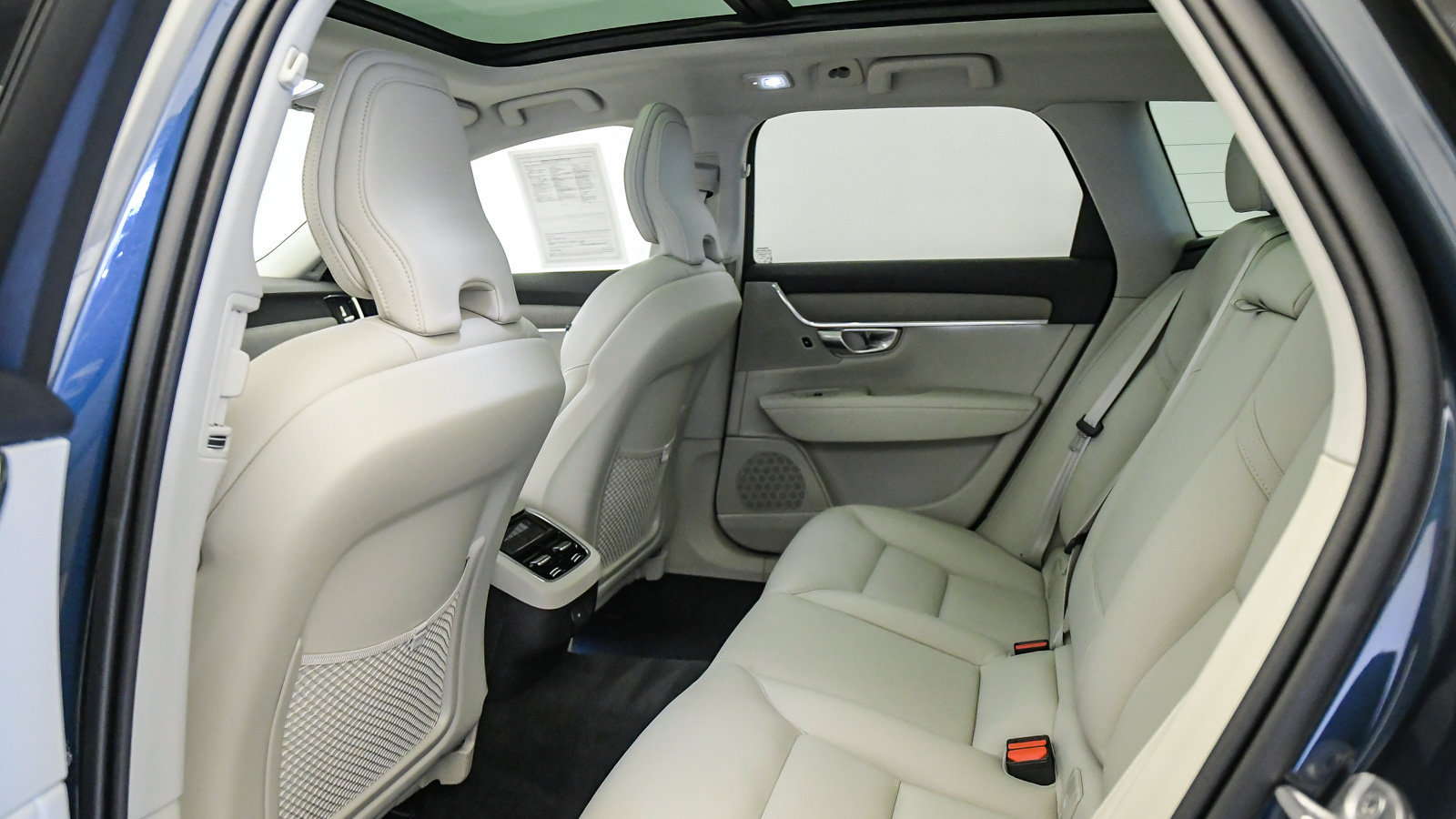 Certified 2025 Volvo V90 B6 Cross Country Plus AWD/4WD image 18