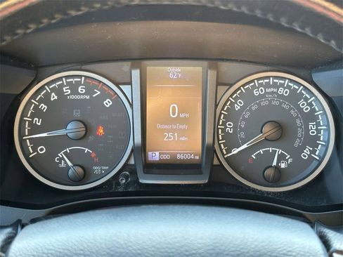 Used 2020 Toyota Tacoma TRD Sport image 11