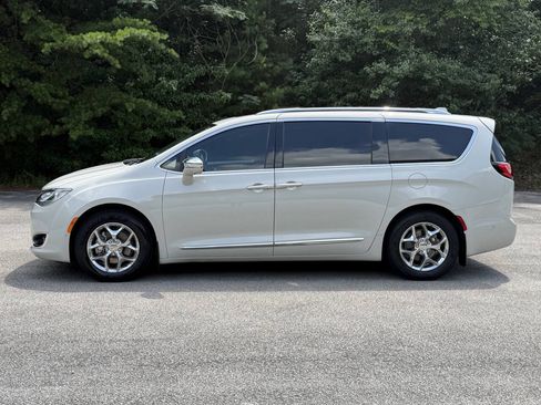 Used 2019 Chrysler Pacifica Limited w/ Advanced Safetytec Group FWD image 2