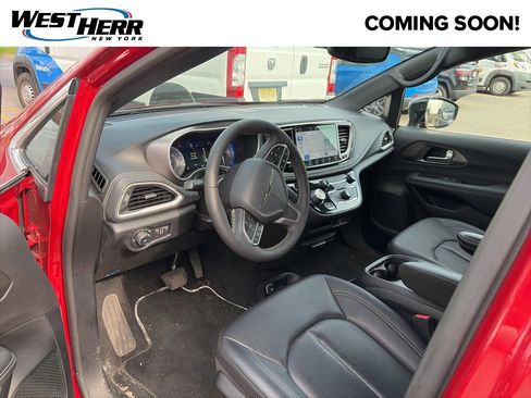 Used 2026 Chrysler Pacifica Select image 5
