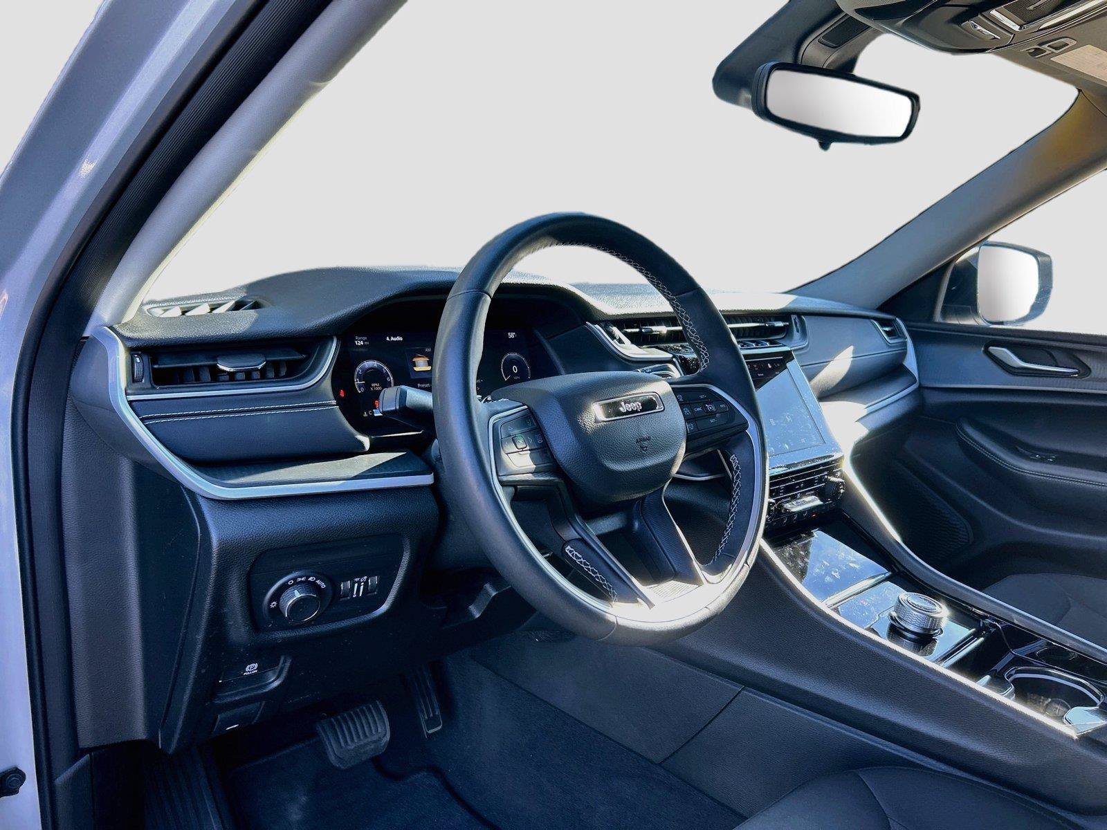 Used 2023 Jeep Grand Cherokee Laredo w/ Luxury Tech Group I AWD/4WD image 28