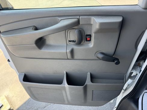 Used 2015 Chevrolet Express 3500 w/ Chrome Appearance Package image 7