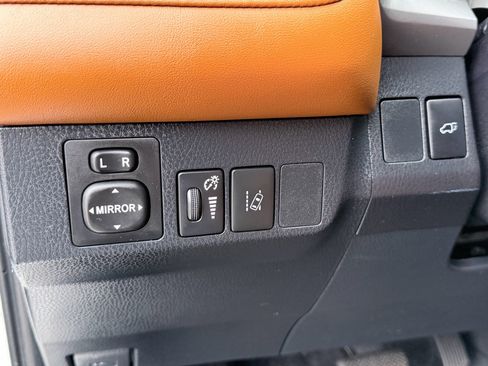 Used 2018 Toyota RAV4 Limited image 13