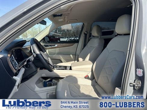Used 2025 Volkswagen Atlas SE AWD/4WD image 11