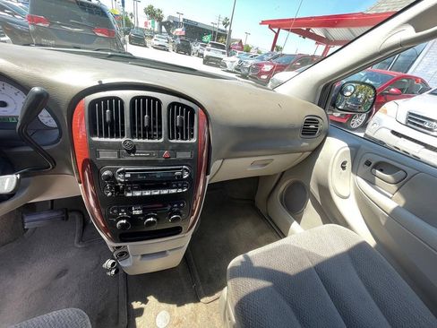 Used 2005 Chrysler Town & Country LX w/ Popular Equipment Group II FWD image 12