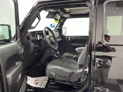 Used 2025 Jeep Wrangler Unlimited Rubicon AWD/4WD image 2