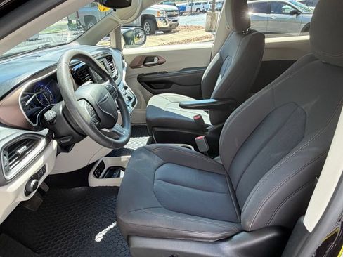 Used 2017 Chrysler Pacifica LX FWD image 26