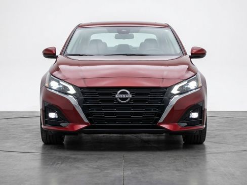 Used 2025 Nissan Altima 2.5 SV FWD image 2