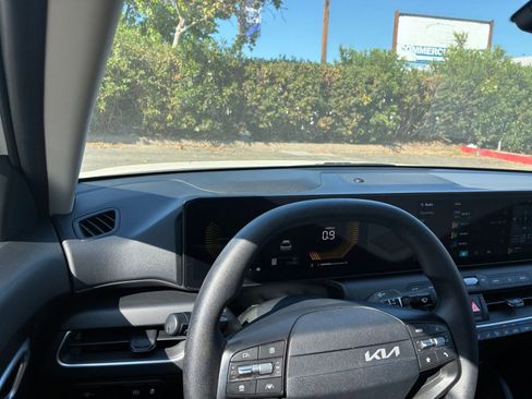 Used 2025 Kia K4 LXS image 35