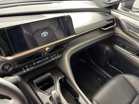 Used 2025 Toyota Crown AWD/4WD image 28