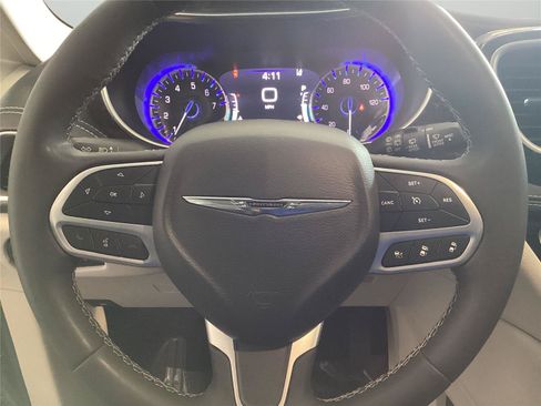 Used 2023 Chrysler Pacifica Limited FWD image 22