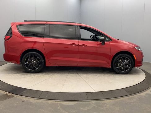 New 2026 Chrysler Pacifica Select w/ S Appearance Package image 6