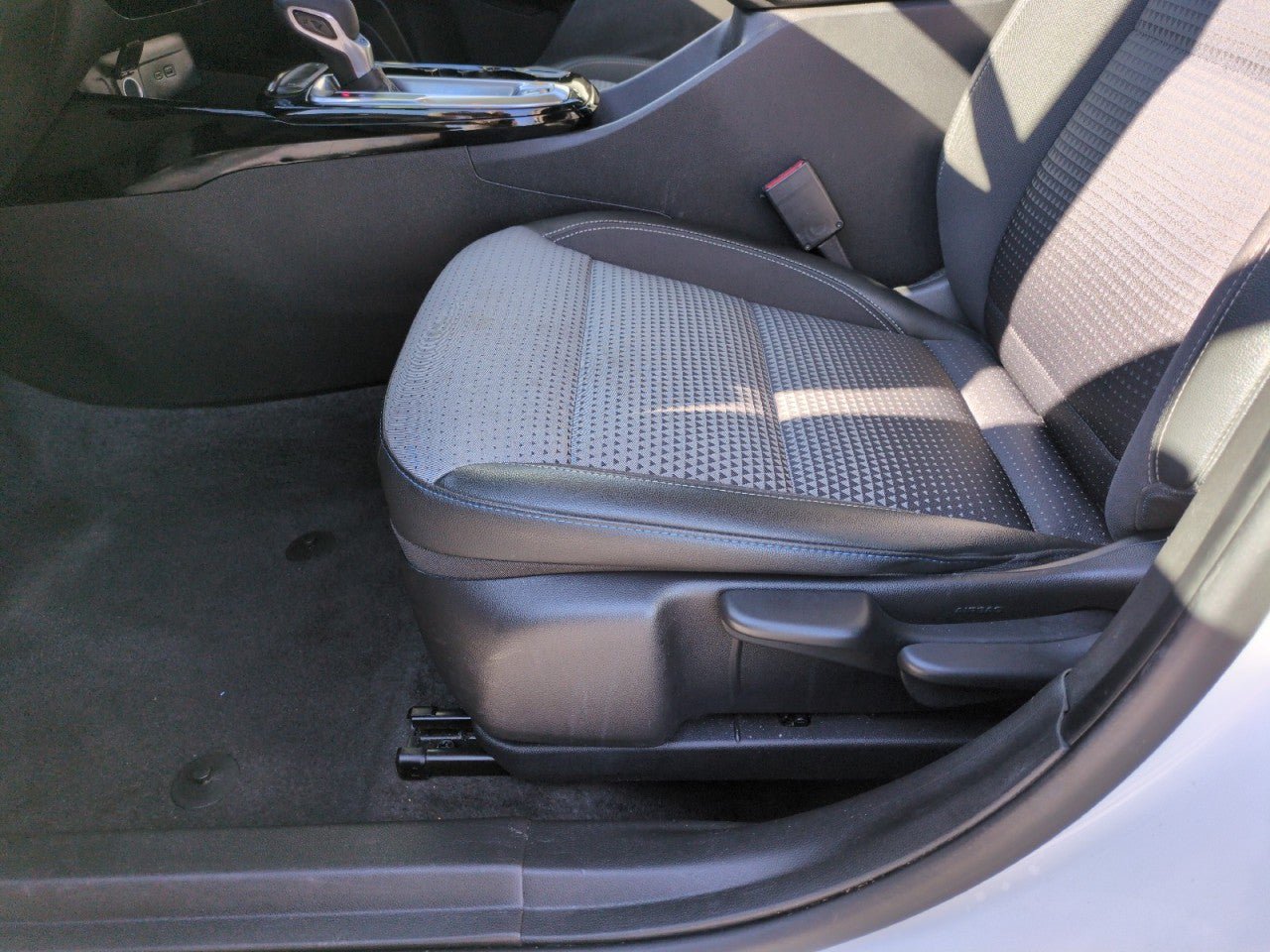 Used 2025 Chevrolet Trax LT FWD image 13