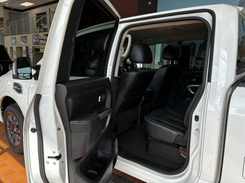 Used 2017 Nissan Titan PRO-4X w/ Pro-4x Convenience Package AWD/4WD image 19