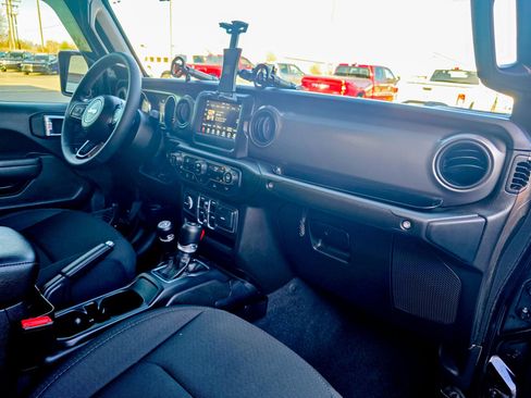 Used 2023 Jeep Gladiator Willys image 12