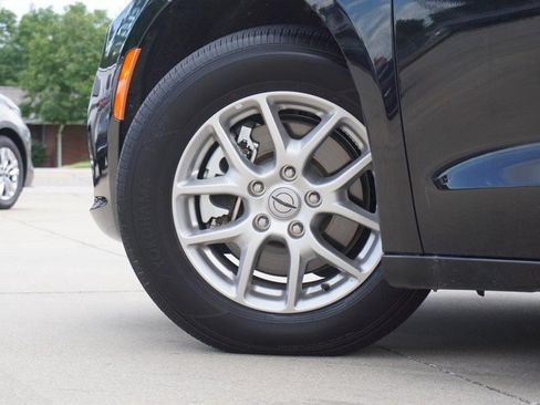 Used 2024 Chrysler Pacifica Touring-L FWD image 14