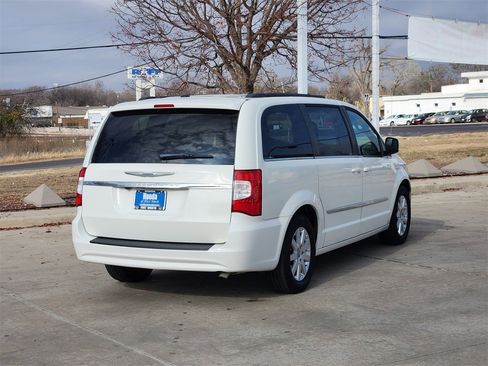 Used 2011 Chrysler Town & Country Touring-L image 5