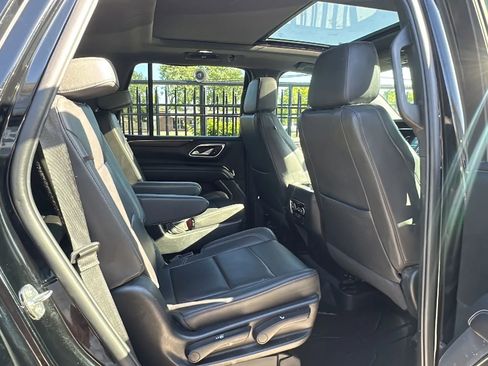 Used 2022 Chevrolet Tahoe Z71 w/ Luxury Package AWD/4WD image 16
