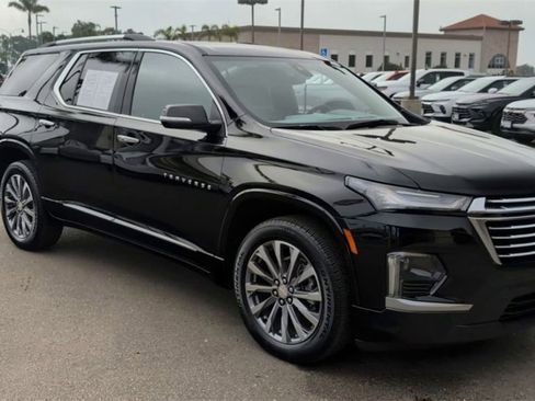 Used 2023 Chevrolet Traverse Premier image 2