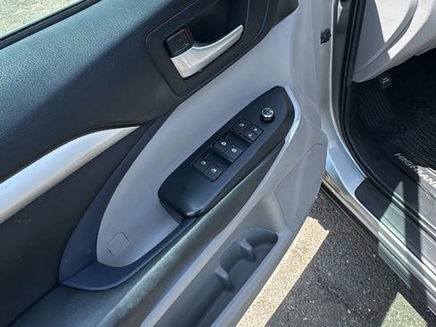 Used 2019 Toyota Highlander XLE AWD/4WD image 10