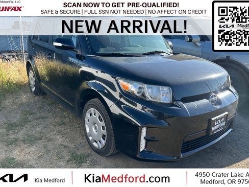 Used 2015 Scion xB FWD image 1