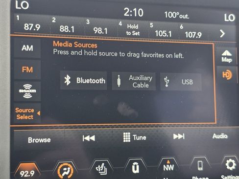 Used 2023 Jeep Renegade Latitude w/ Premium Group AWD/4WD image 5