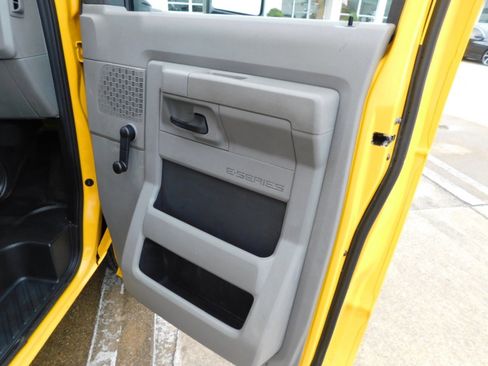 Used 2021 Ford E-350 and Econoline 350 Super Duty image 16