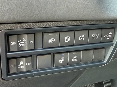 Used 2025 Toyota Tundra Platinum AWD/4WD image 18