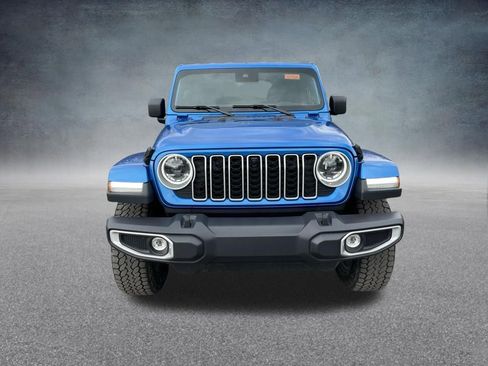 Used 2025 Jeep Wrangler Unlimited Sahara w/ Dual Top Group AWD/4WD image 3