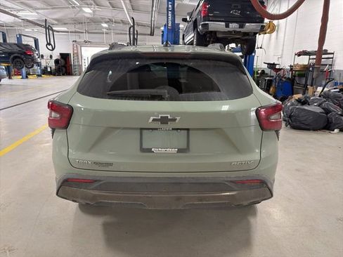 Used 2025 Chevrolet Trax ACTIV w/ Sunroof Package image 4