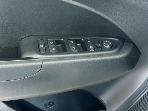 Used 2025 Hyundai Venue SEL image 15