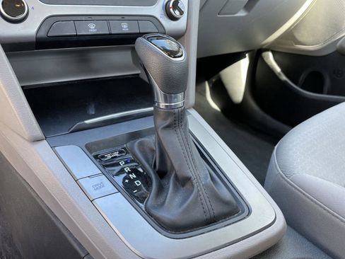 Used 2017 Hyundai Elantra SE image 13