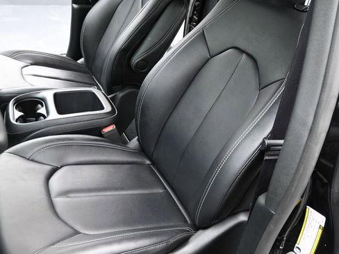 Used 2025 Chrysler Pacifica Select image 10