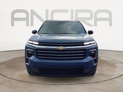 Used 2025 Chevrolet Traverse LT image 8