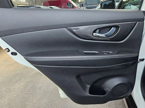 Used 2017 Nissan Rogue SV w/ Sun & Sound Touring Package image 14