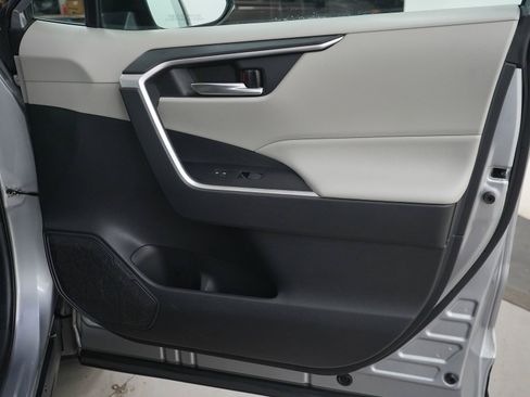 Used 2021 Toyota RAV4 XLE w/ XLE Grade Weather Package AWD/4WD image 9