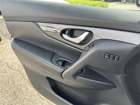 Used 2019 Nissan Rogue SV w/ Premium Package image 30