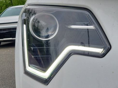 Used 2024 Kia Niro SX image 9