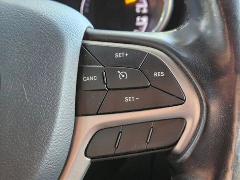 Used 2020 Jeep Grand Cherokee Laredo RWD image 12