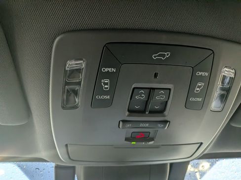 Certified 2023 Toyota Sienna Platinum image 22