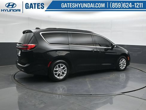 Used 2022 Chrysler Pacifica Touring-L w/ Uconnect Theater Family Group FWD image 2