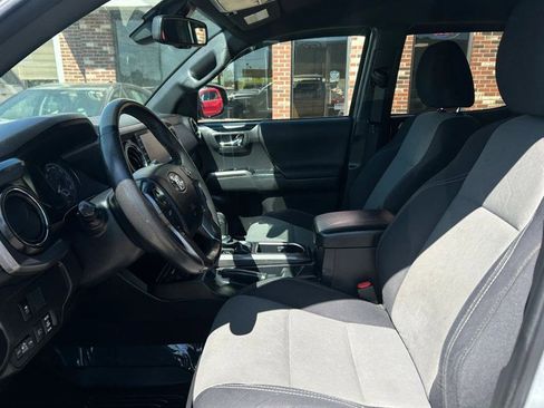 Used 2022 Toyota Tacoma TRD Sport w/ Technology Package AWD/4WD image 8