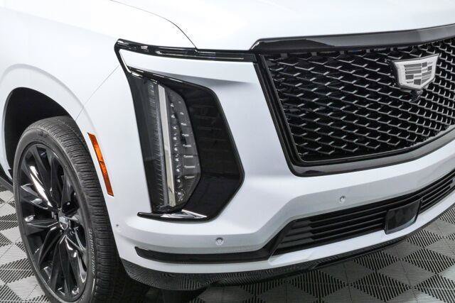 Certified 2026 Cadillac Escalade ESV Platinum Sport w/ LPO, ONYX Package AWD/4WD image 39