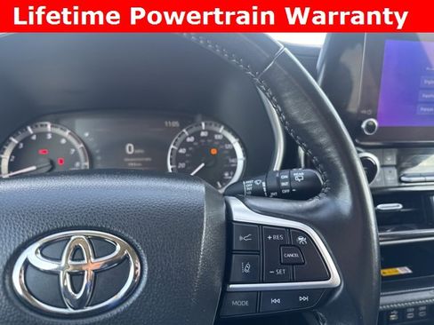 Used 2024 Toyota Highlander XLE image 12