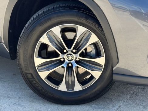 Used 2025 Toyota Highlander XLE FWD image 2