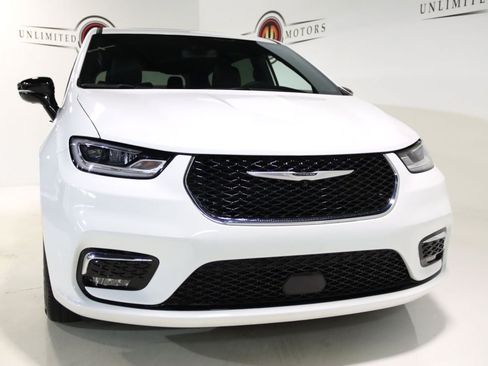 Used 2026 Chrysler Pacifica Limited FWD image 23